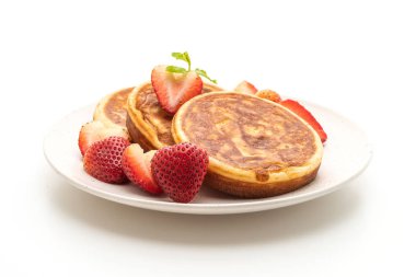 Beyaz arka planda taze çilekli gözleme.