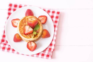 taze çilek ile sufle gözleme