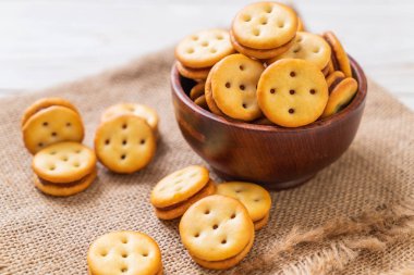 Hindistan cevizli bisküvi ve ananas reçeli.