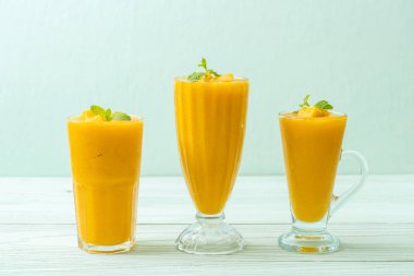 taze mango smoothies - sağlıklı yiyecek ve içecek konsepti