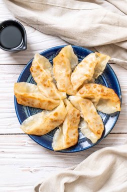 Japon gyoza 'sı ya da soya soslu hamur tatlısı.