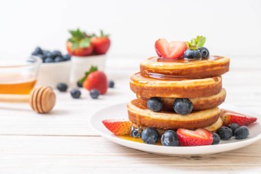 taze yaban mersini, taze çilek ve bal ile sufle gözleme