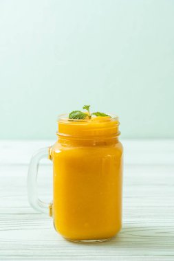 taze mango smoothies - sağlıklı yiyecek ve içecek konsepti
