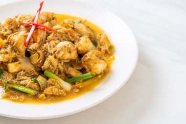 Fried yengeç ile toz köri - Tayland mutfağı