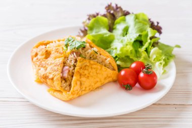 Bir omlet sarma sebzeli aromalı kızarmış pirinç