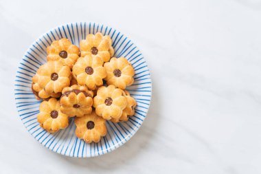 Hindistan cevizli bisküvi ve ananas reçeli.