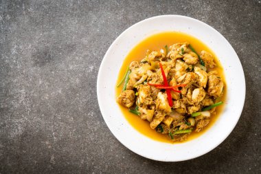 Fried yengeç ile toz köri - Tayland mutfağı