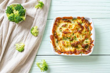 Peynirli fırında karnabahar ve brokoli graten