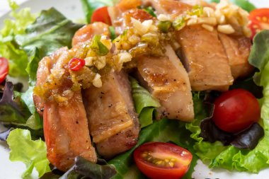 ızgara tavuk salata sebze - sağlıklı gıda tarzı ile