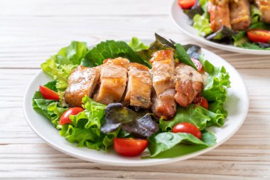 ızgara tavuk salata sebze - sağlıklı gıda tarzı ile