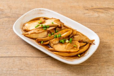 İstiridye soslu kızarmış kral istiridye mantarı. Sağlıklı, vejetaryen ya da vejetaryen yemek tarzı.