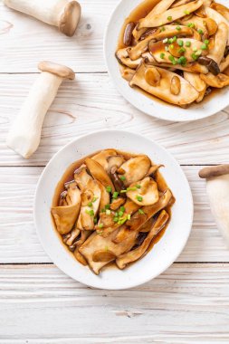 İstiridye soslu kızarmış kral istiridye mantarı. Sağlıklı, vejetaryen ya da vejetaryen yemek tarzı.