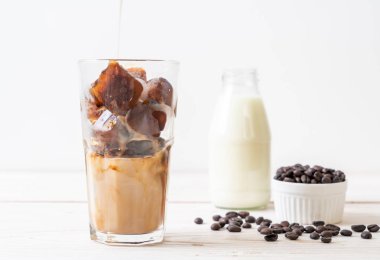 ahşap masa üzerinde sütlü kahve buz küpleri