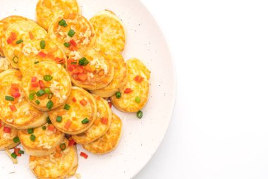 Beyaz arka plan üzerinde izole sarımsaklı kızarmış yumurta yumuşak tofu