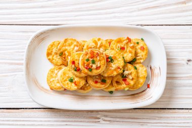 Sahanda yumurta yumuşak tofu sarımsak - sağlıklı, vegan ve sebze gıda tarzı