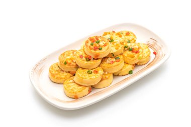 Beyaz arka plan üzerinde izole sarımsaklı kızarmış yumurta yumuşak tofu