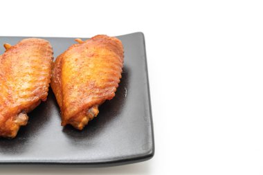 Beyaz arka plan üzerinde izole Barbekü tavuk kanadı