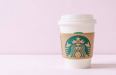 Bangkok, Tayland - 5 Haziran 2018: Beyaz kahve fincanı Starbucks logosu üzerinde tahta arka plan ile. Starbucks dünyanın en büyük kahve evi 61 ülke içinde 20.000'den fazla mağaza ile mi.