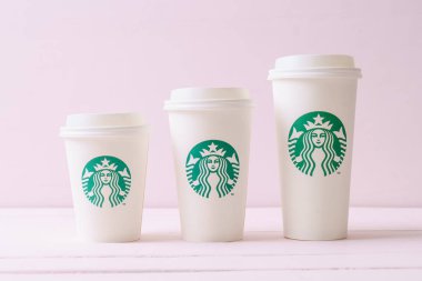 Bangkok, Tayland - 5 Haziran 2018: Beyaz kahve fincanı Starbucks logosu üzerinde tahta arka plan ile. Starbucks dünyanın en büyük kahve evi 61 ülke içinde 20.000'den fazla mağaza ile mi.
