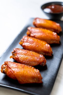 Barbekü tavuk kanadı sosu ile