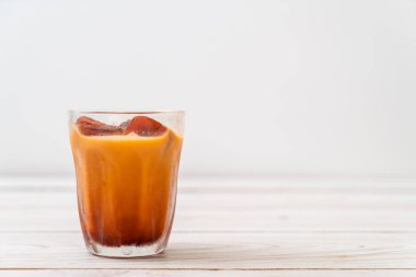 Tay çay buz küpü ile ahşap arka plan üzerinde süt