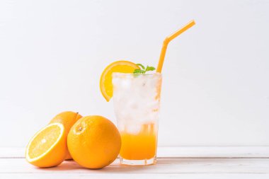 yanında da soda ahşap masa portakal suyu