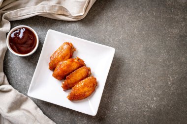 Barbekü tavuk kanadı sosu ile