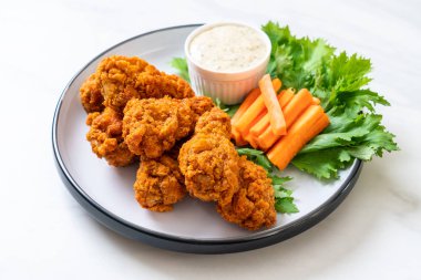 Sebzeli kızarmış tavuk kanadı.