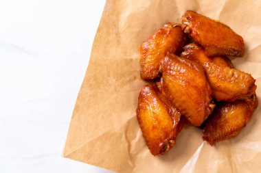 Barbekü tavuk kanadı sosu ile