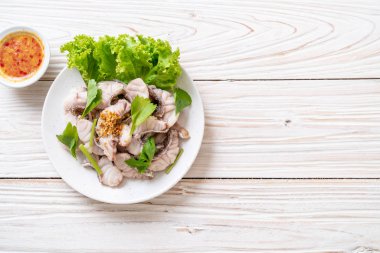 Soslu ve sebzeli haşlanmış balık sosu.