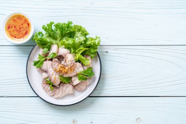 Soslu ve sebzeli haşlanmış balık sosu.