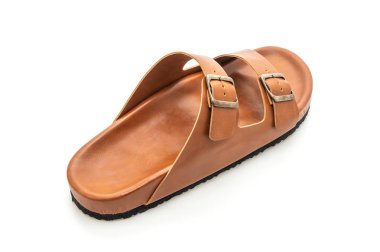 Erkekler beyaz arka plan üzerinde izole sandalet deri