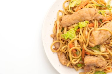 tavada kızartılmış yakisoba noodle beyaz arka plan üzerinde izole domuz eti ile