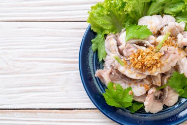 Soslu ve sebzeli haşlanmış balık sosu.