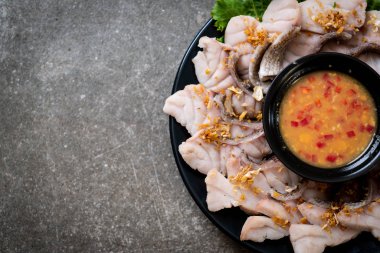 Soslu ve sebzeli haşlanmış balık sosu.