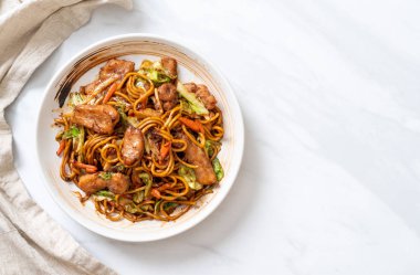 tavada kızartılmış yakisoba noodle pork - Asya gıda tarzı ile