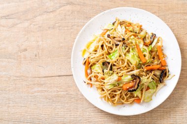 tavada kızartılmış yakisoba noodle sebzeli - vegan ve vejetaryen yiyecekler