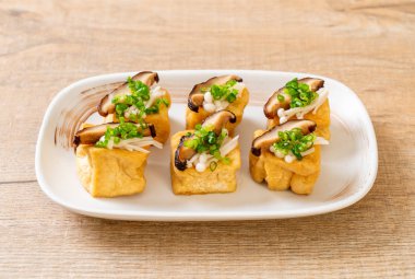 Shitake Mantarlı ızgara Tofu ve Altın İğne Mantarı - sağlıklı, vejetaryen veya vejetaryen yemek tarzı