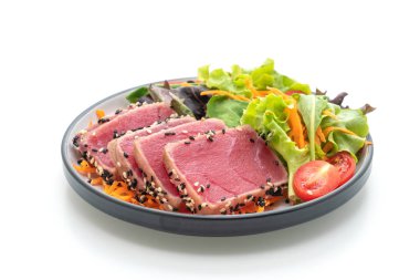 Taze ton balığı ve beyaz arka planda izole edilmiş sebze salatası.