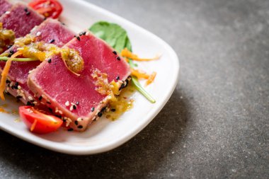 Taze orkinos ile baharatlı salata sosu - ham sağlıklı gıda