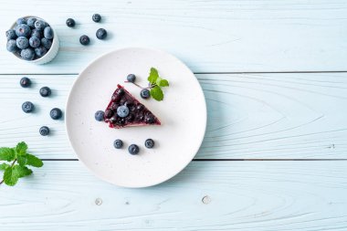 Ahşap arka planda ev yapımı yaban mersinli kek.