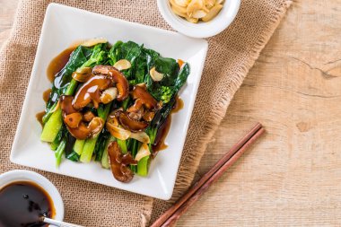 Sarımsaklı istiridye soslu kızarmış Hong Kong Kale heyecan