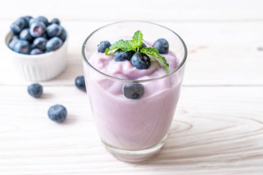 Taze yaban mersinli ev yapımı yoğurt