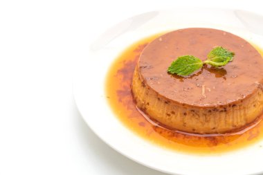 Ev yapımı karamel kremalı puding beyaz arka plan üzerinde izole