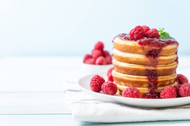 Taze ahududu ve frambuaz sos ile gözleme