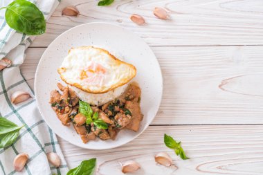 fesleğen pilav ve kızarmış yumurta - Tay geleneksel gıda tarzı ile tavada kızartılmış domuz eti