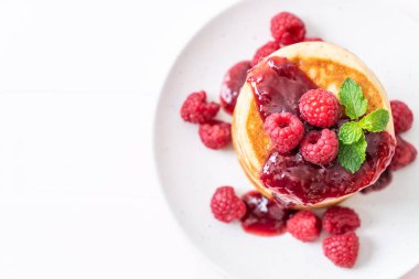 Taze ahududu ve frambuaz sos ile gözleme