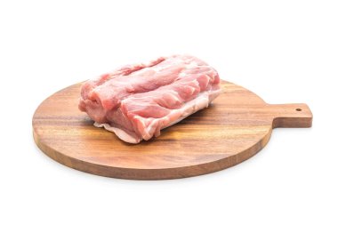 Beyaz arka planda izole edilmiş taze domuz filetosu.