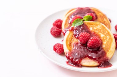 Taze ahududu ve frambuaz sos ile sufle gözleme