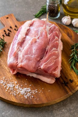 taze domuz ham filetosu ahşap tahta üzerinde